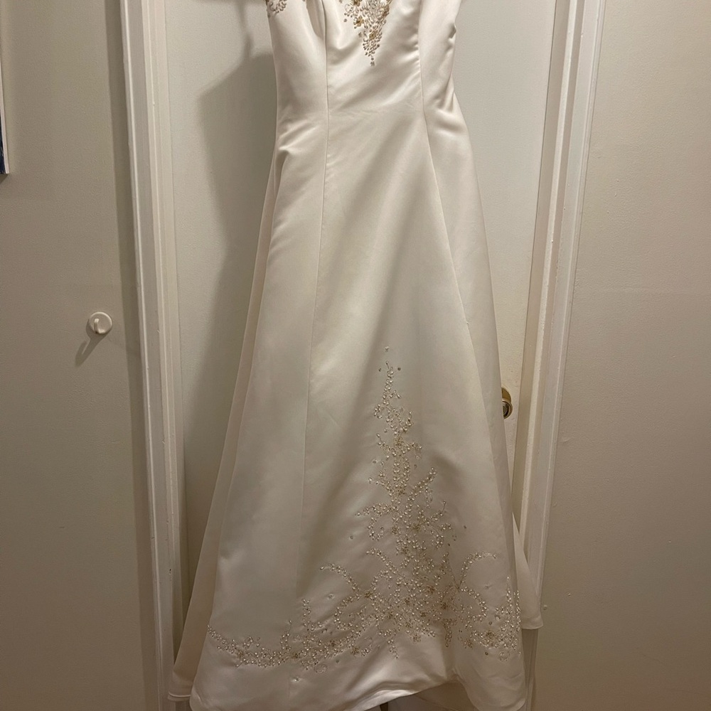Elegant White Wedding Gown with Gold Embellishments and Intricate Beading